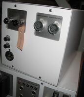 Voorwerpen Adlib\20000\V29159.j.jpg; V29159.j; Fotometer onderdeel: netaansluiting voor UV- en gloeilampen.; Fotometer (onderdeel)